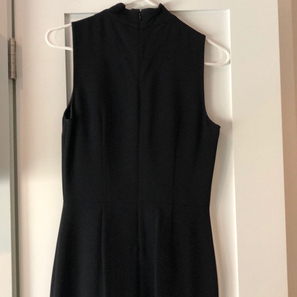 Timeless monochrome color-block fitted midi dress. - Picture 3 of 3